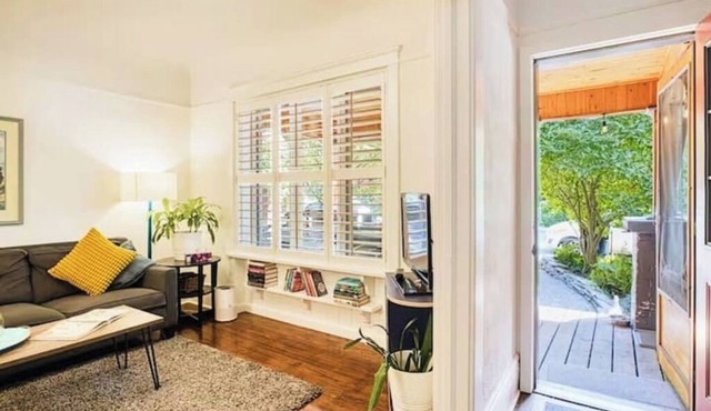 Downtown-king bed- BBQ- free parking- near ttc
