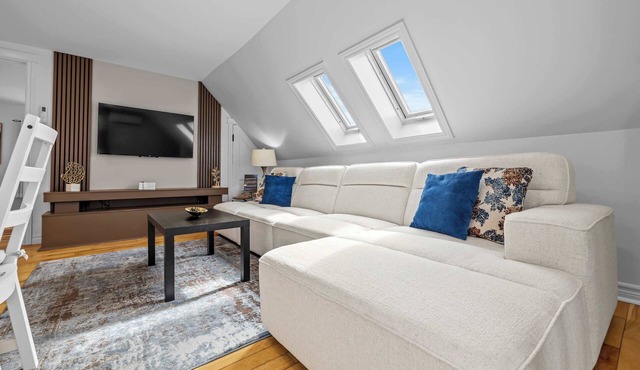 Downtown King Suite Sanctuary 2 Min to Waterfront