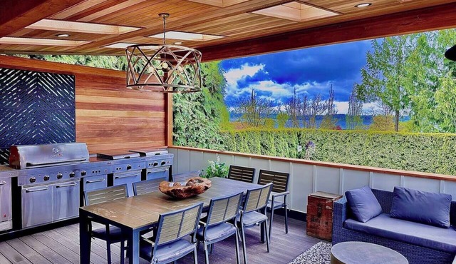 Downtown Kirkland Lakeview House and Guest Cottage