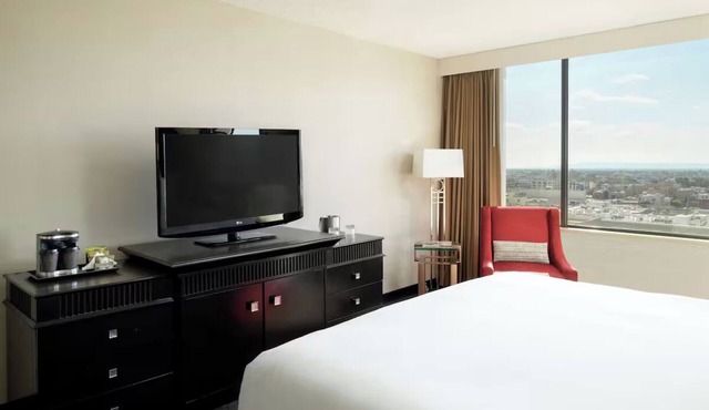Downtown LA Urban Suite w/Kitchenette & Dining Area for City Explorers