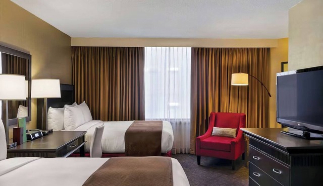 Downtown LA Suite w/Kitchenette, Dining Area & Easy Access to Museums