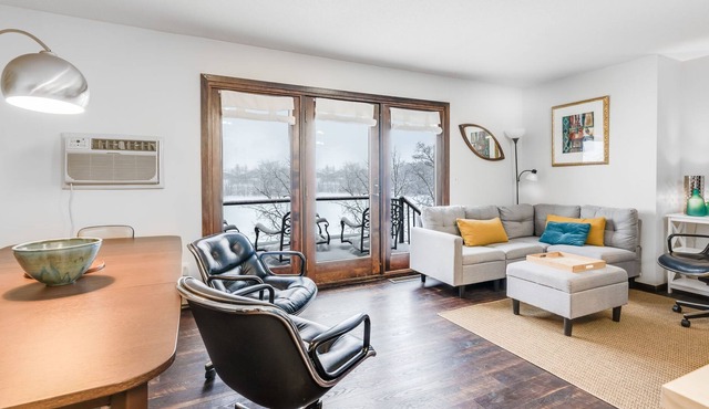 Downtown lakefront: balcony, patio, kayaks, hills for sledding