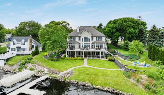 Downtown Lakefront Home on Lake Chetek w/hot tub & pontoon & jet ski rental