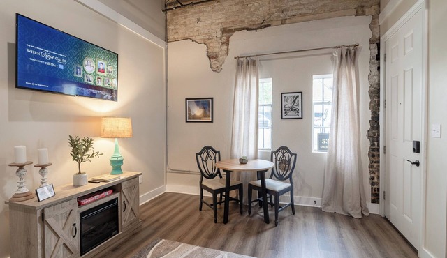 Downtown Laurel, Ground Level, No Stairs, King Bed