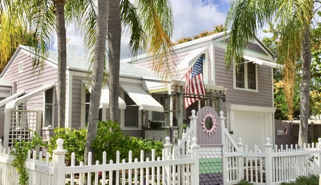 DOWNTOWN LAVENDER HOUSE LUXE STUDIO PARROT COVE WALK TO BEACH BARS DINING MORE