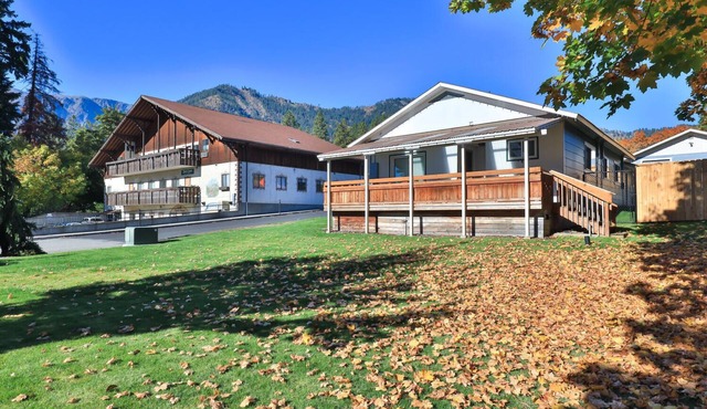 Downtown Leavenworth - Walk to Town, Hot Tub, Family Friendly, Expansive Lawn!