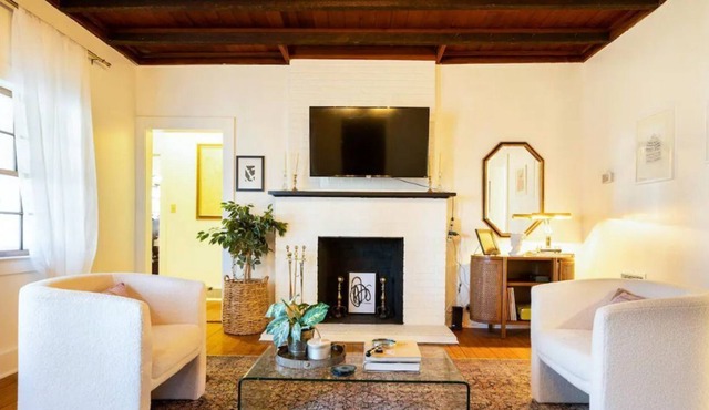 Downtown Liberty Historic Home with Screened Porch