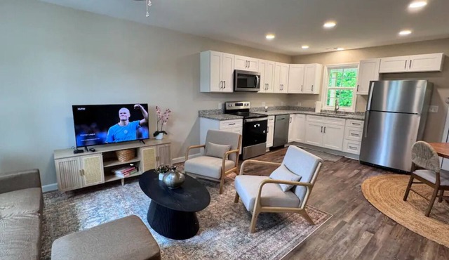 Downtown Liberty’s New Modern Cozy 4 Bed Townhome