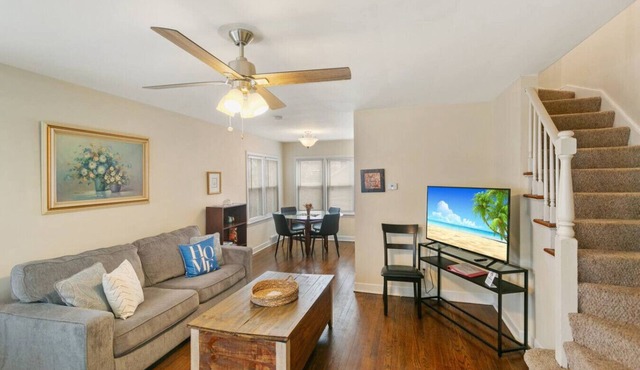 Downtown Libertyville Duplex Near Naval Base!