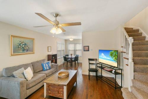 Downtown Libertyville Duplex Near Naval Base