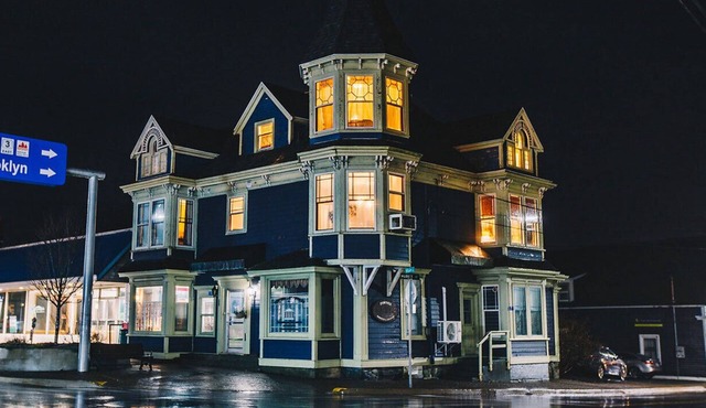 Downtown Liverpool elegant suite, antiques, wood floors, in historic Queen Anne