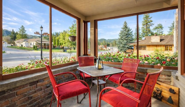 Downtown Living | Retro | Parking | Dogs | Firepit