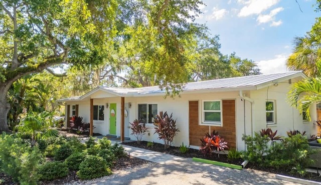 Downtown Living, Steps to Parks, Newly Furnished