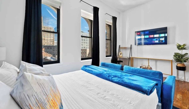 Downtown located large studio 20 mins to NYC