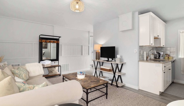 Downtown location Near the Beach Dog Friendly