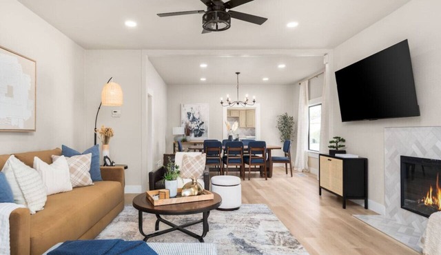 Downtown Lodi l 5 Bedrooms Sleeps 10 l Renovated