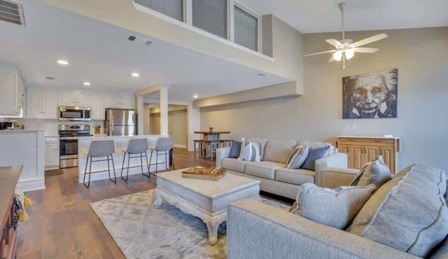 Downtown Loft - Above Bull & Barrel & Close to Georgia Southern!