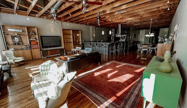 Downtown loft apartment with excellent views, furnishings and location on square