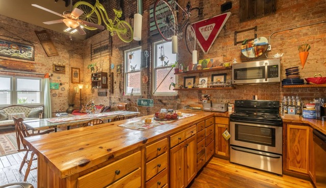DOWNTOWN Loft living - ❤️❤️Main Street❤️Southside❤️❤️