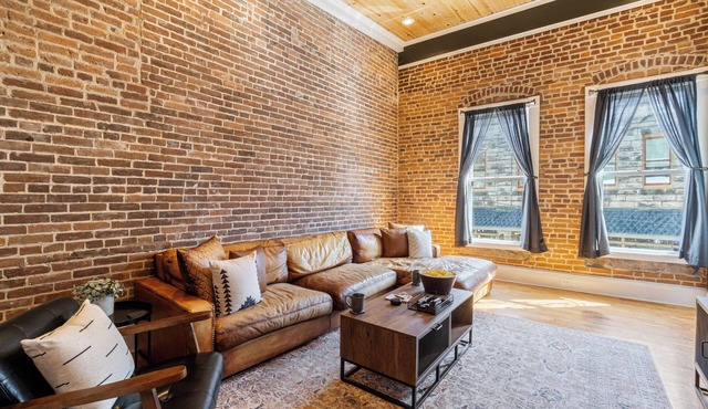 Downtown Loft on Spring, Sleeps 7, Near Basin Park