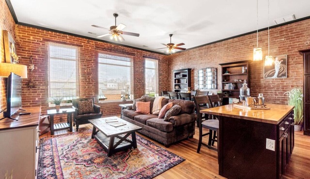 Downtown Loft w/Amazing Bath Tub & Shower