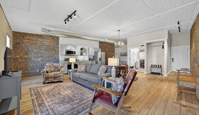 Downtown Loft w/Balcony. Walk to Shops & Eats.