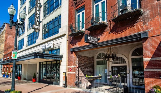 Downtown Loft w/Parking, Fitness & Movie room