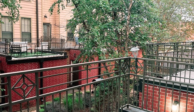 Downtown loft - walking distance to bars, restaurants, coffee shops, and more