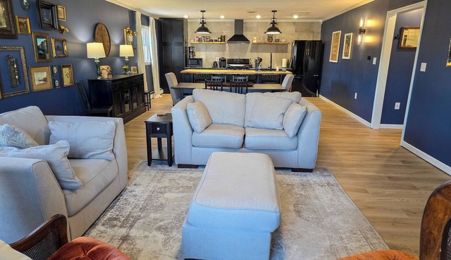 Downtown Loft with full kitchen and laundry room, perfect for long stays