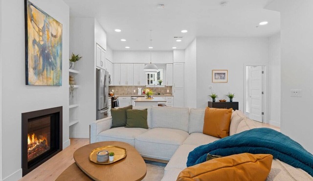 Downtown Lux Townhouse 3Bd 4Ba 2 King Bed Garage