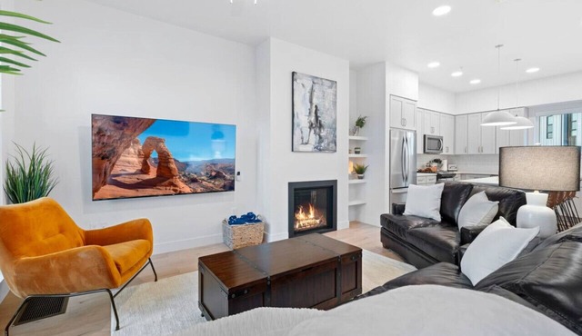 Downtown Lux Townhouse 3BD/3.5BA