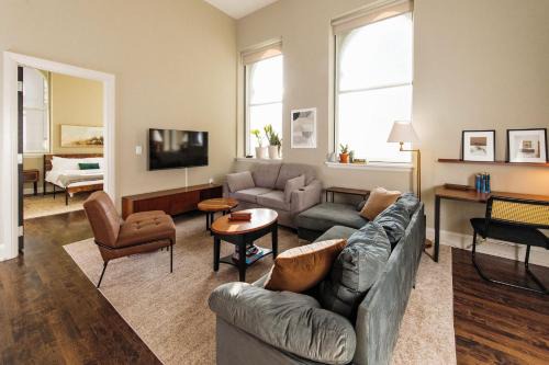 Downtown Luxe 2BR Loft Apt - Sleeps 6-7 - Walkable