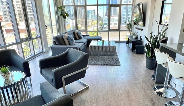 Downtown Luxury - 2 bed/2 bath/2 parking