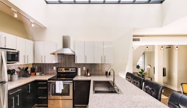 Downtown Luxury 2BR Penthouse Apt