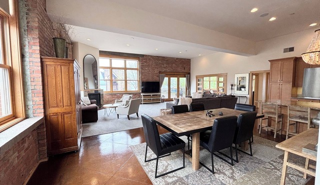 Downtown Luxury Condo w/Lower Harbor Views - 2200 SF sleeps 8 comfortably