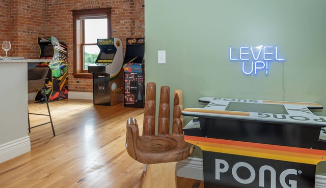 Downtown Luxury Loft, 13-Ft Ceilings, Walkable