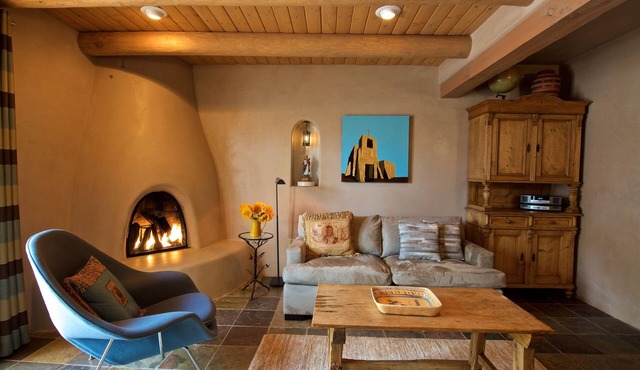 Downtown Luxury 'Perfect for Couples' Weekly/Monthly Rates, Parking, Patio, Pets