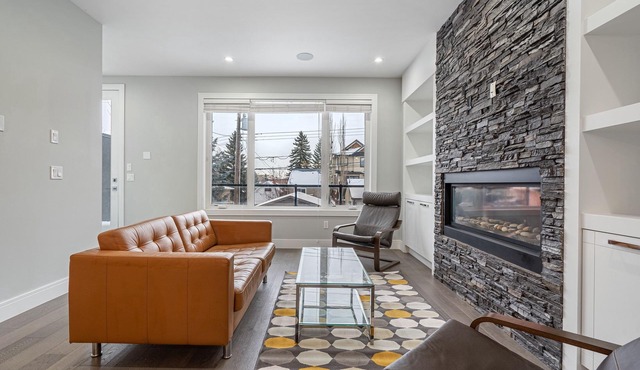 Downtown Luxury with Amazing Kitchen & jetted tub!