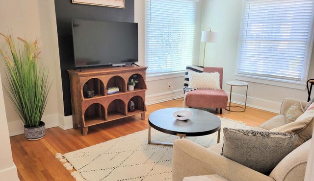 Downtown Main Street One-Bedroom Suite w/ Hi-Speed Wifi