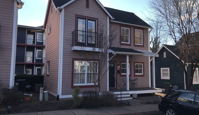 Downtown Mall Cottage just off Main St., breweries/wineries 10-30min drive