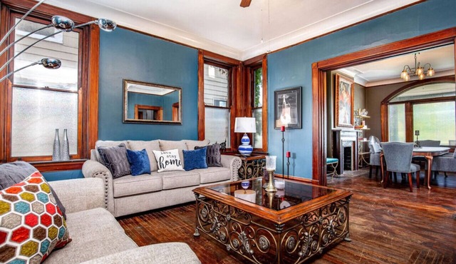 Downtown Mansion: 7 Bedrooms, 2.5 Baths, Sleeps 20