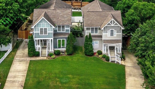 Downtown Mansion TWO 4BD/3BA w/2 HOTTUBS - Sleeps 24+