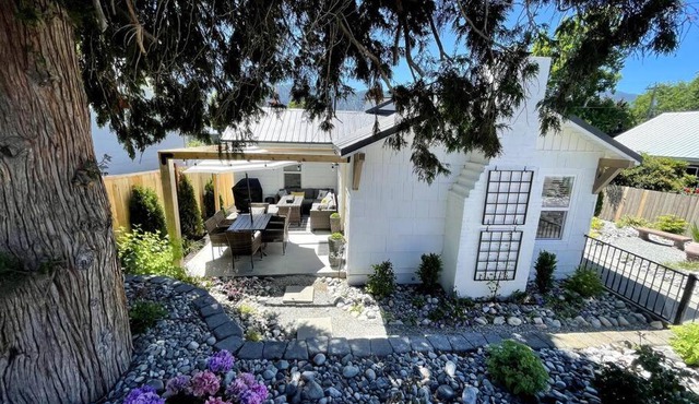 Downtown Manson convenient cottage 3BR/ 2BA.