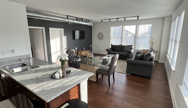 Downtown Memphis Loft! Walking distance from Beale street! Garage parking!