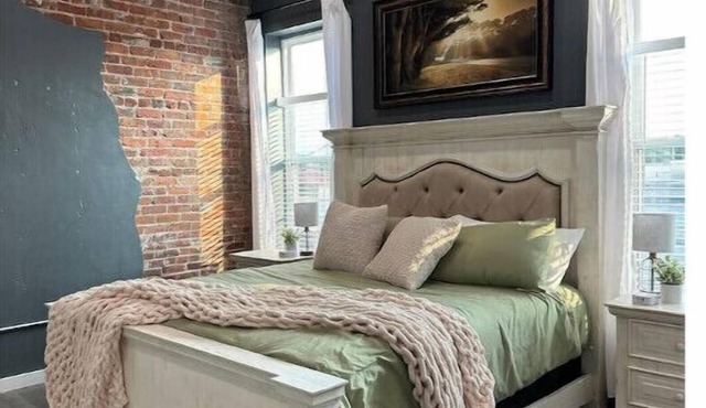 Downtown Mena apartment with hot tub and open concept