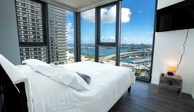 Downtown Miami 2BR Skyline Retreat-Sleeps 6-Ocean + City Views-Walk to Bayside