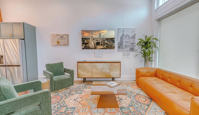Downtown Mobile Luxe: Pets Ok, Walkable, Secure Parking