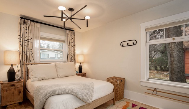 Downtown Modern Bungalow - 3BR w Private Yard + Hot Tub - 30 day minimum