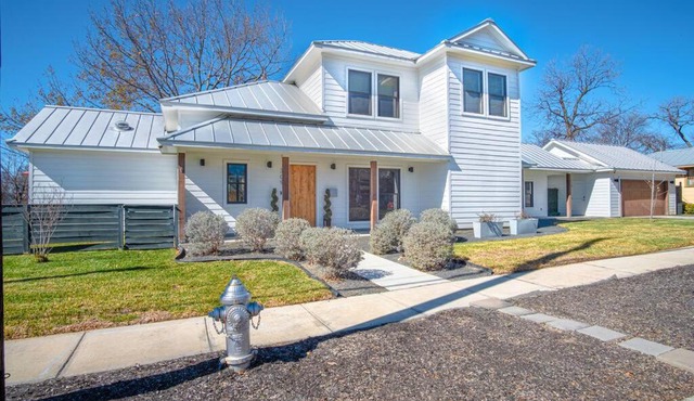 Downtown Modern Farmhouse-Pool- Sleeps 12