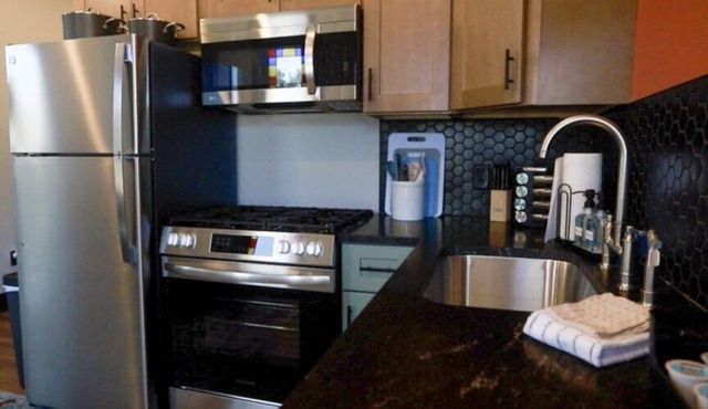 Downtown Modern Queen Apartment at The Victorian: Close to it All